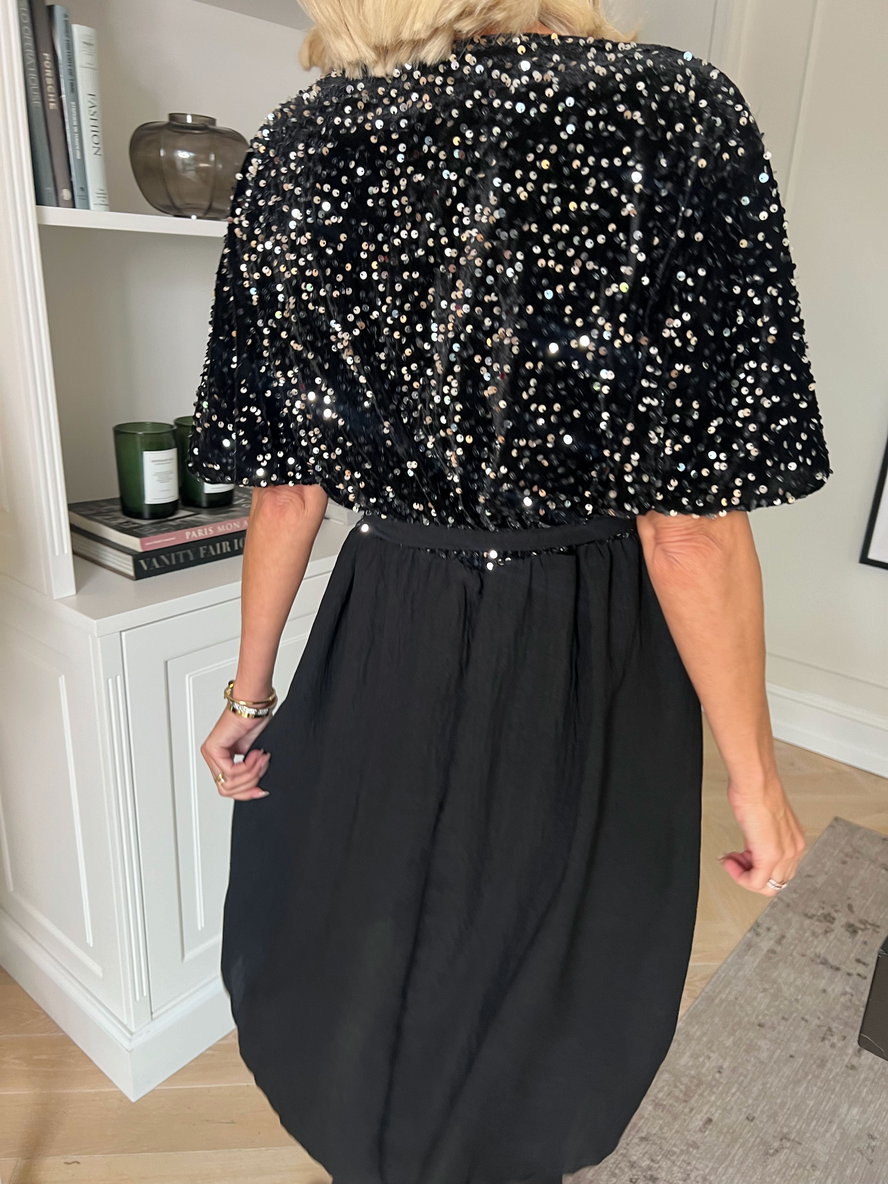 Urielle - Festlig klänning i plus size i viskos med mjuk överdel i velour med paljetter